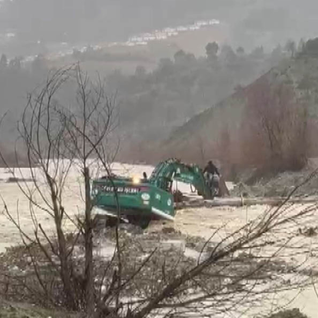 Kahramanmaraş'ta dere taştı, mahsur kalan vatandaş iş makinesiyle kurtarıld...