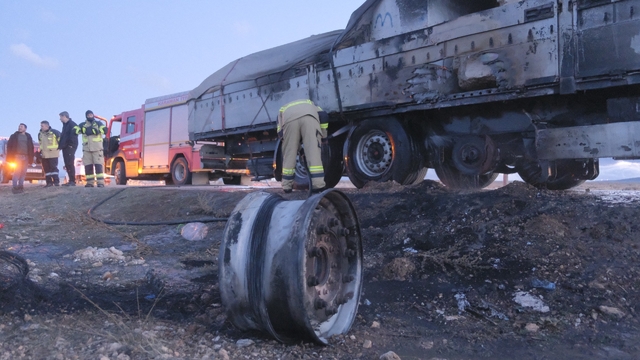 Dorsede çıkan yangın tırı sarmadan söndürüldü
Karaman'da seyir halindeki tırın dorsesinde çıkan yangına ilk müdahaleyi köylüler yaptı