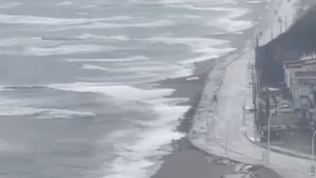 Karacabey'de fırtına ve sağanak sonrası deniz taştı
Bursa'da fırtına etkili oldu, deniz seviyesi yükseldi, sular yola dayandı