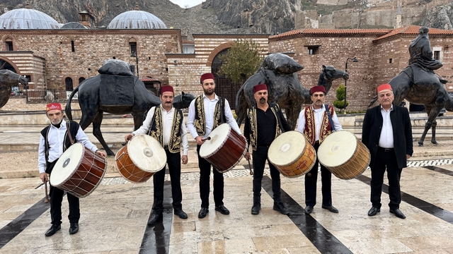 Tokat'ta Ramazan geleneği yaşatılıyor, 21 davulcu sahaya çıkıyor