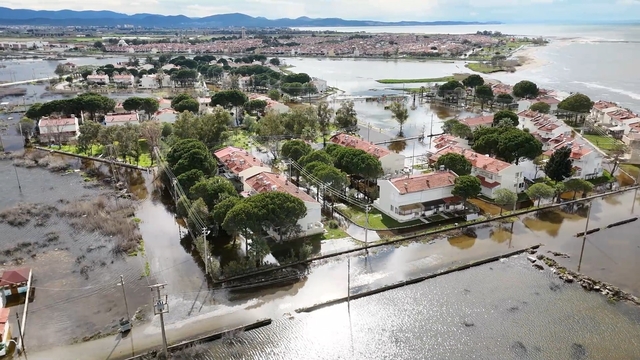 Burası Venedik değil Burhaniye
Yağış ve lodos fırtınası sonrasında tatil siteleri adeta denizin içinde kaldı
