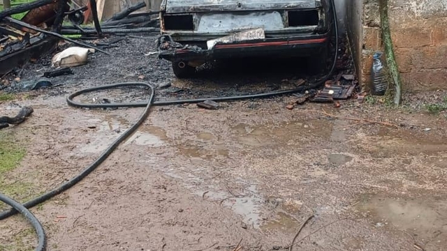 Park halindeki otomobilde çıkan yangın eve sıçradı