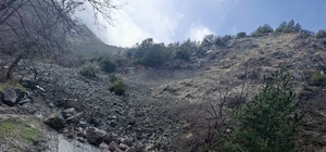 Buldan'da toprak kayması nedeniyle  bir mahalle yolu ulaşıma kapandı