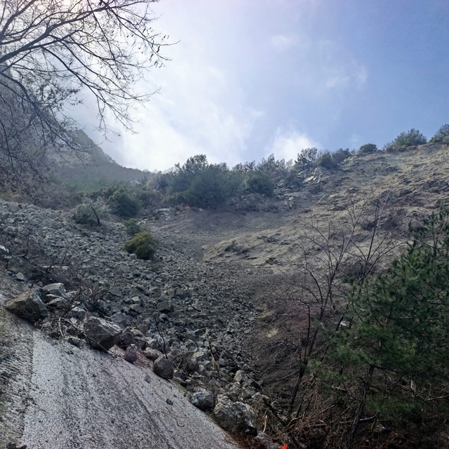 Buldan'da toprak kayması nedeniyle  bir mahalle yolu ulaşıma kapandı