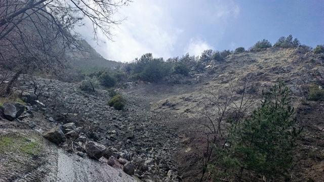 Buldan'da toprak kayması nedeniyle  bir mahalle yolu ulaşıma kapandı