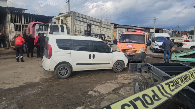 Tamir ettikleri kamyonun kasası üzerlerine düştü: 2 ölü, 1 yaralı
Oğlunu kurtaran adama hayatını kaybetti