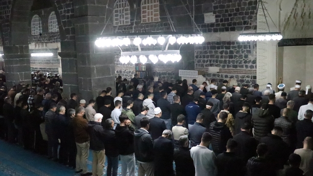 Diyarbakır'da ramazan ayının ilk teravih namazı kılındı