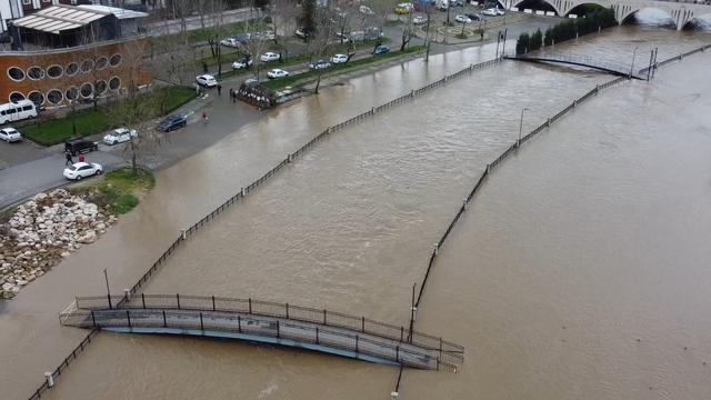 Biga'da yağış nedeniyle taşan Kocabaş Çayı dron ile görüntülendi