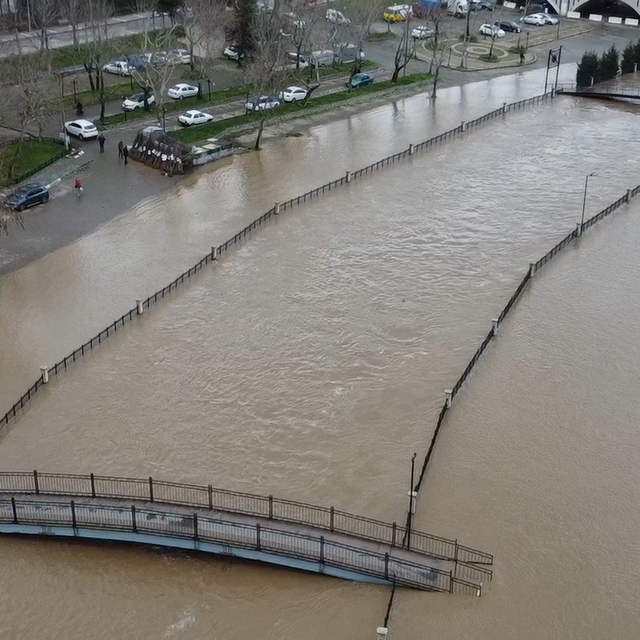 Biga'da yağış nedeniyle taşan Kocabaş Çayı dron ile görüntülendi