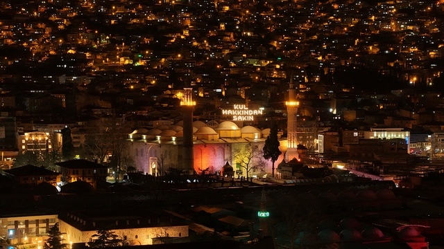 Tarihi Ulu Cami'nin 'Kul hakkından sakın' yazılı mahyası yakıldı