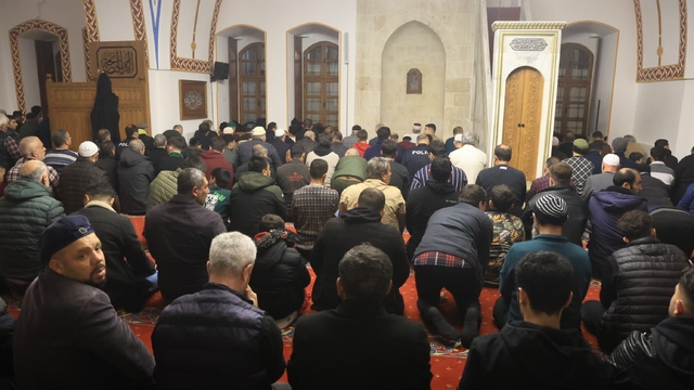 Depremin ardından Habibi Necar Camii'nde ilk teravihi kılındı