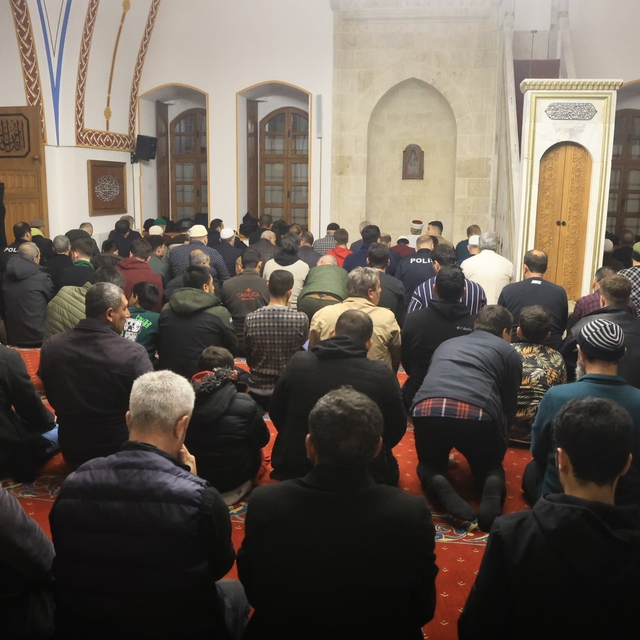 Depremin ardından Habibi Necar Camii'nde ilk teravihi kılındı