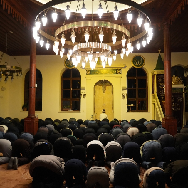 700 yıllık camide ilk teravih namazı kılındı