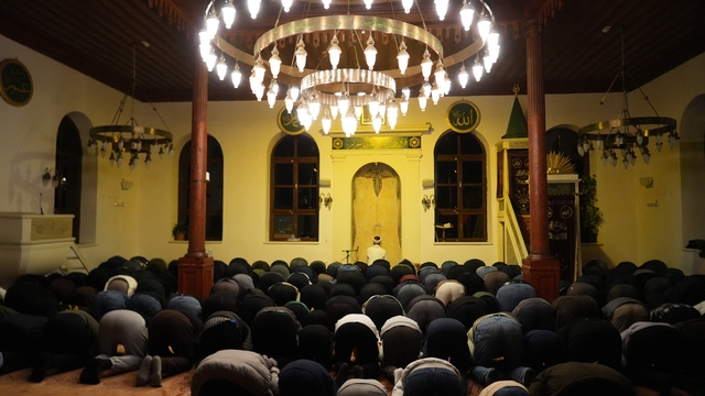 700 yıllık camide ilk teravih namazı kılındı