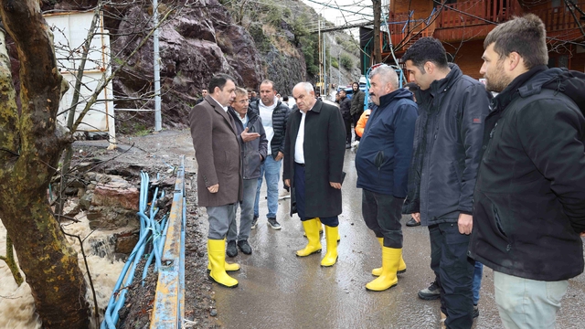 Yahyalı Kaymakamı Gültekin ve Belediye Başkanı Öztürk selden etkilenen bölgede inceleme yaptı