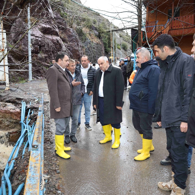 Yahyalı Kaymakamı Gültekin ve Belediye Başkanı Öztürk selden etkilenen bölg...