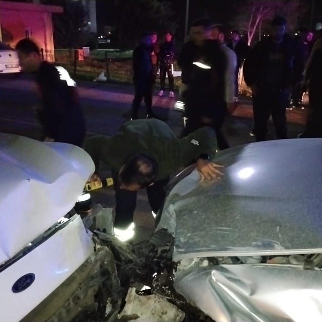 Mardin'de iki otomobilin çarpıştığı kazada 6 kişi yaralandı