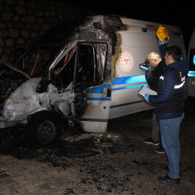 Ambulans alev aldı: Kahraman şoför, hasta ve yakınlarını kurtardı, oksijen...