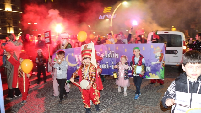 Rize'de minikler ve aileleri Ramazan ayını fener alayı ile karşıladı