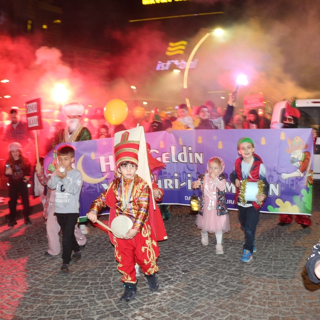 Rize'de minikler ve aileleri Ramazan ayını fener alayı ile karşıladı