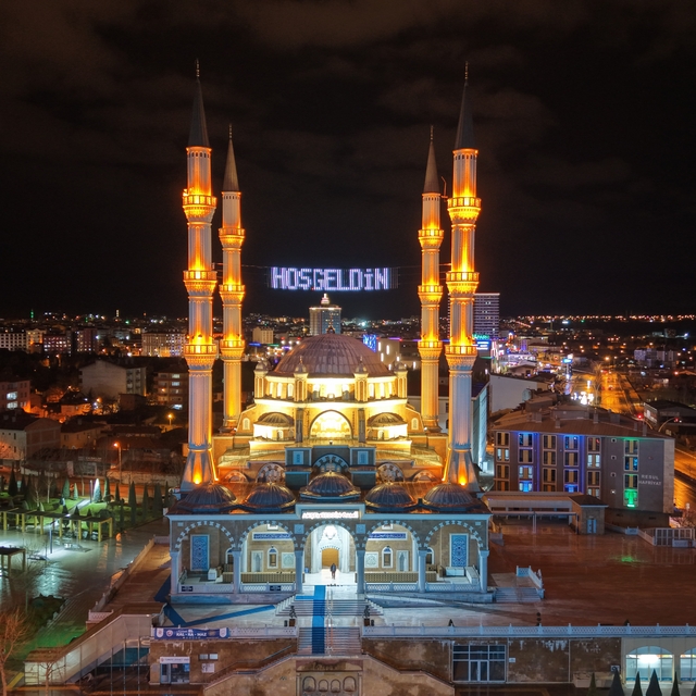 Çorum'da vatandaşlar ilk teravih için Akşemseddin Camii'ne akın etti