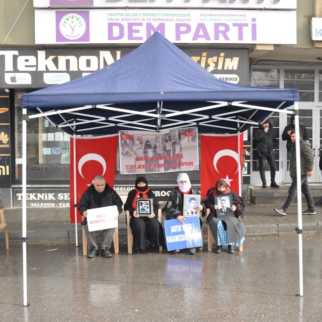 Muş'ta evlat nöbeti sürüyor