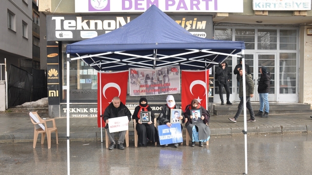 Muş'ta evlat nöbeti sürüyor