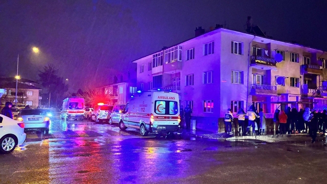 Erzincan'da yangın: 3'ü çocuk 8 kişi dumandan etkilendi