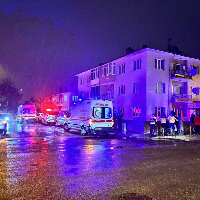 Erzincan'da yangın: 3'ü çocuk 8 kişi dumandan etkilendi