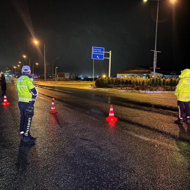 Erzincan'da kar ve sis ulaşımı aksattı