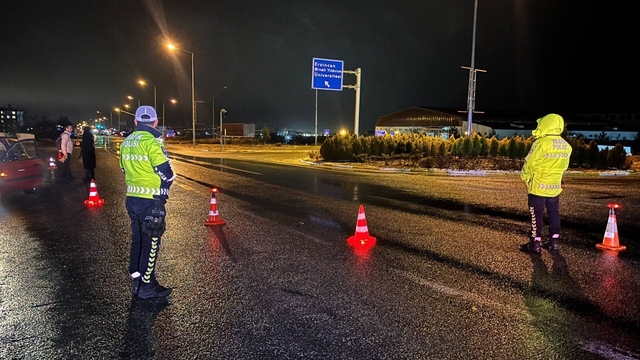 Erzincan'da kar ve sis ulaşımı aksattı