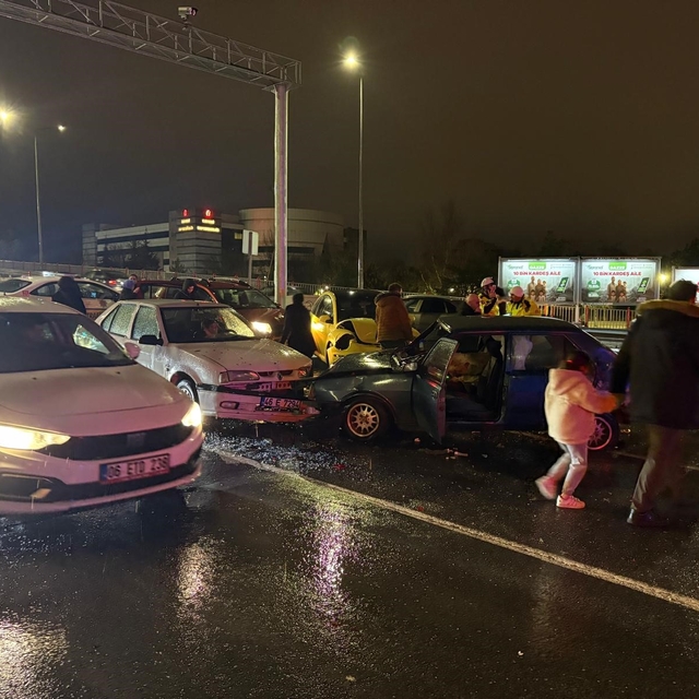 Kayseri'de bir otomobil ışıkta bekleyen 5 araca çarptı: 2 yaralı