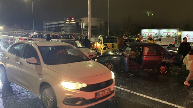 Kayseri'deki zincirleme trafik kazasında 2 kişi yaralandı