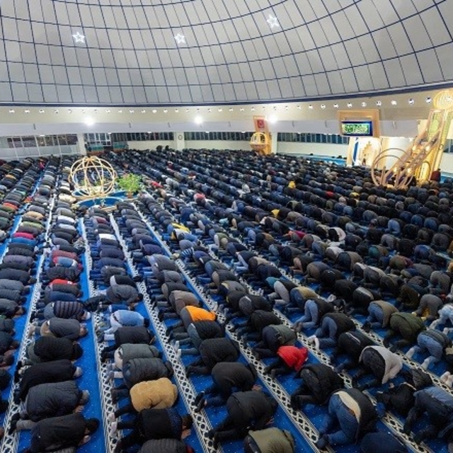 Erzincan'da Ramazan'ın ilk teravihinde camiler doldu