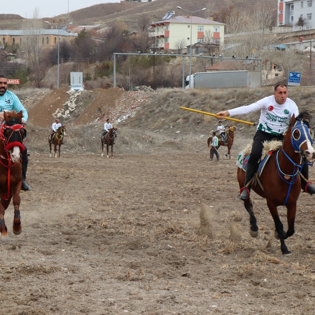 Tercan'ın kurtuluşunun 108. yılında cirit heyecanı