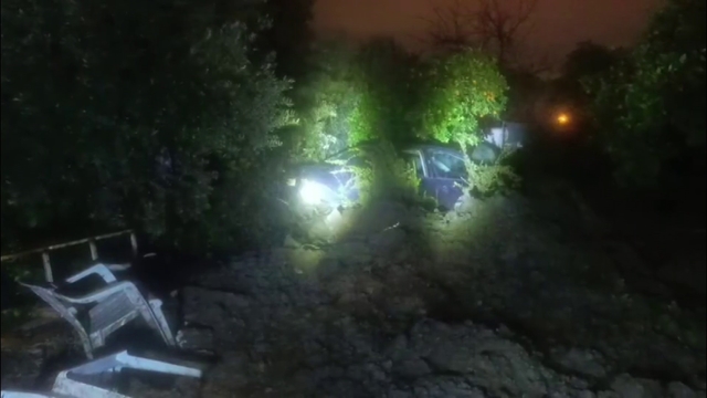 Hatay'da heyelan: Ev ve araç zarar gördü