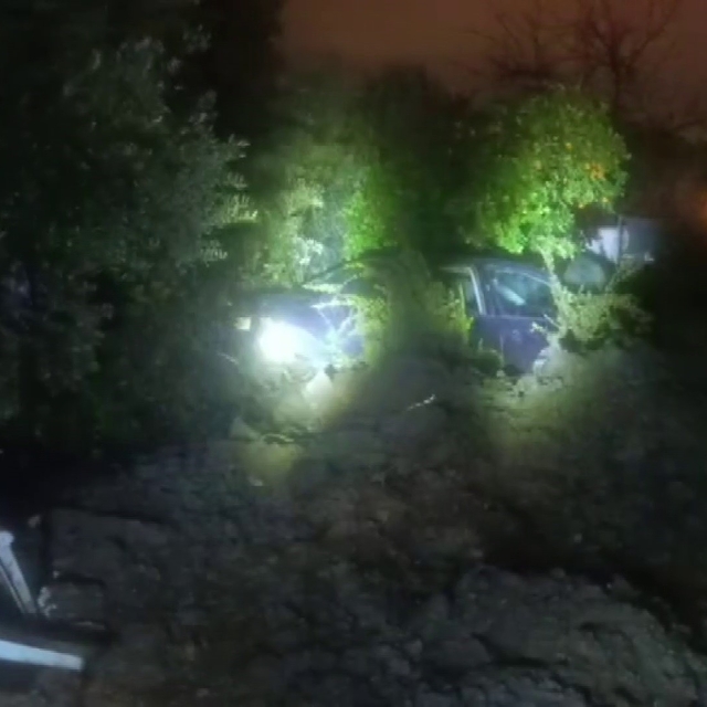 Hatay'da heyelan: Ev ve araç zarar gördü