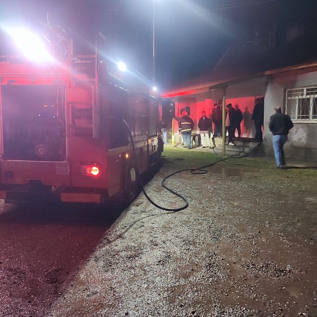 Karakoçan'da rüzgarın tutuşturduğu bacayı itfaiye ekipleri söndürdü