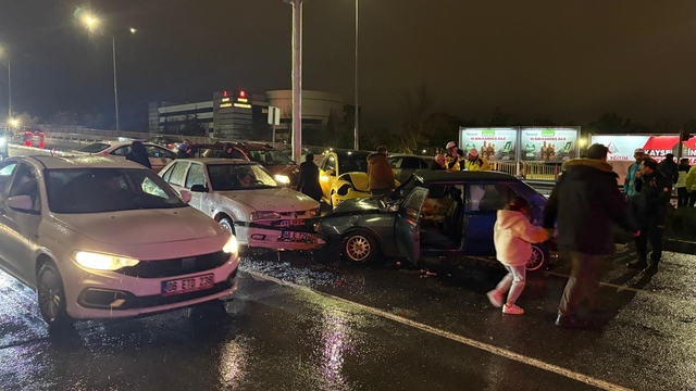 Kayseri'de bir otomobil ışıkta bekleyen 5 araca çarptı: 2 yaralı