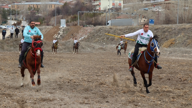 Tercan'ın kurtuluşunun 108. yılında cirit heyecanı