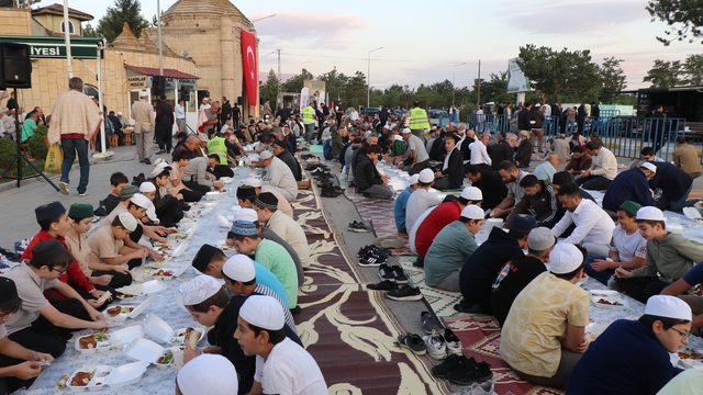 Erzincan'da Vakıflardan Terzibaba Sofrasında Ramazan iftarı