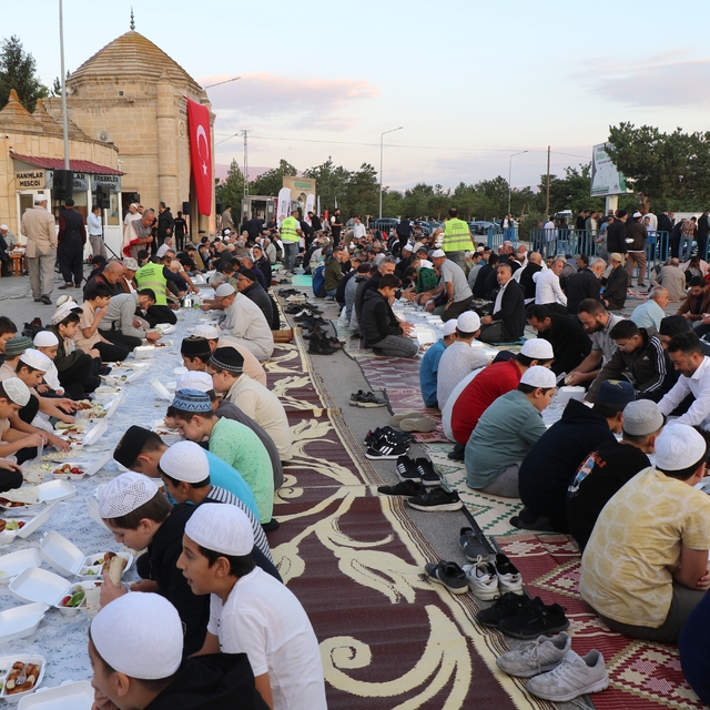 Erzincan'da Vakıflardan Terzibaba Sofrasında Ramazan iftarı