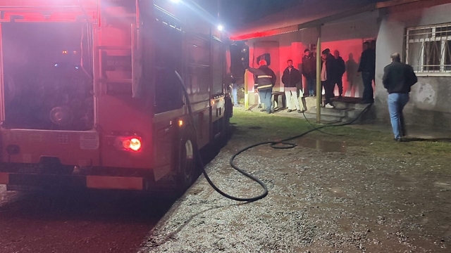 Karakoçan'da rüzgarın tutuşturduğu bacayı itfaiye ekipleri söndürdü