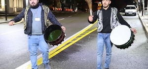 Aksaray'da Ramazan davulcuları hafif kar yağışı altında sahur mesaisine baş...