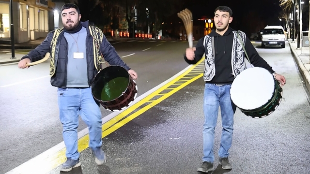 Aksaray'da Ramazan davulcuları hafif kar yağışı altında sahur mesaisine başladı