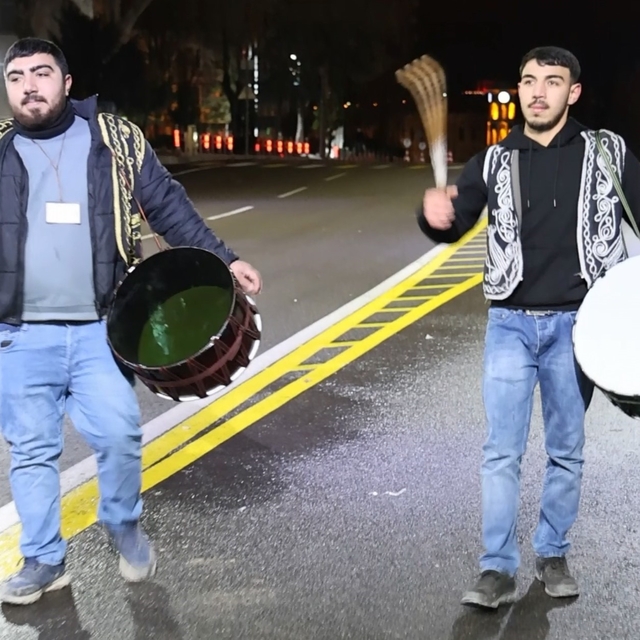 Aksaray'da Ramazan davulcuları hafif kar yağışı altında sahur mesaisine baş...