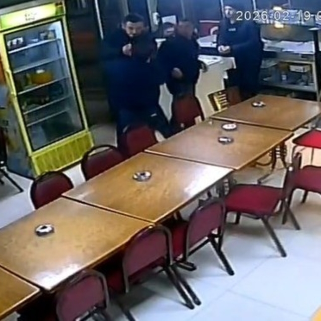 Kütahya'da çay evinde bıçaklı saldırı anı kamerada: 1 ağır yaralı