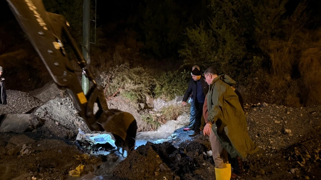 Hatay'da heyelan nedeniyle ev ve otomobil zarar gördü