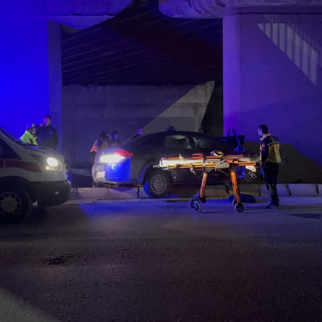 Kontrolden çıkan otomobil köprünün kolonuna saplandı: 1'i ağır 2 yaralı