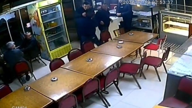 Kütahya'da çay evinde bıçaklı saldırı anı kamerada: 1 ağır yaralı